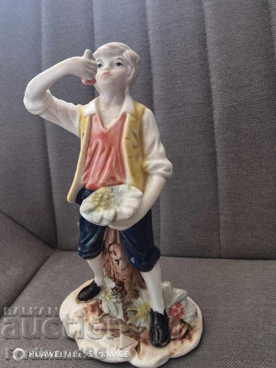 Livrarea O mulțime de figurine din porțelan