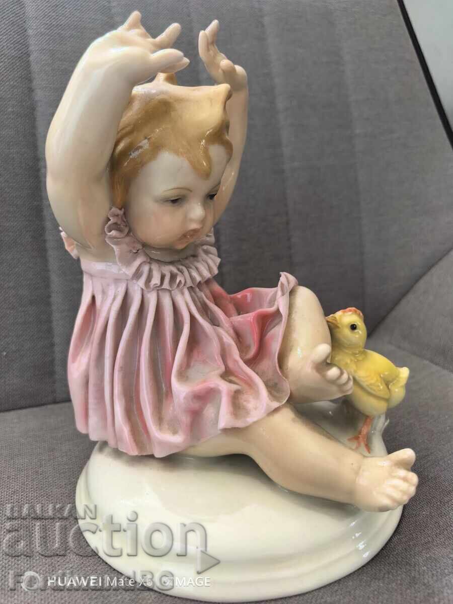 Figurină de porțelan cu preț € 195.00 | 381.39 BGN