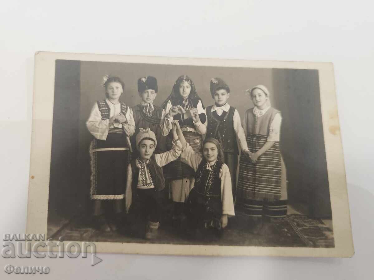 Carte poștală foto socialistă bulgărească cu copii în costume populare cu preț € 10.00 | 19.56 BGN