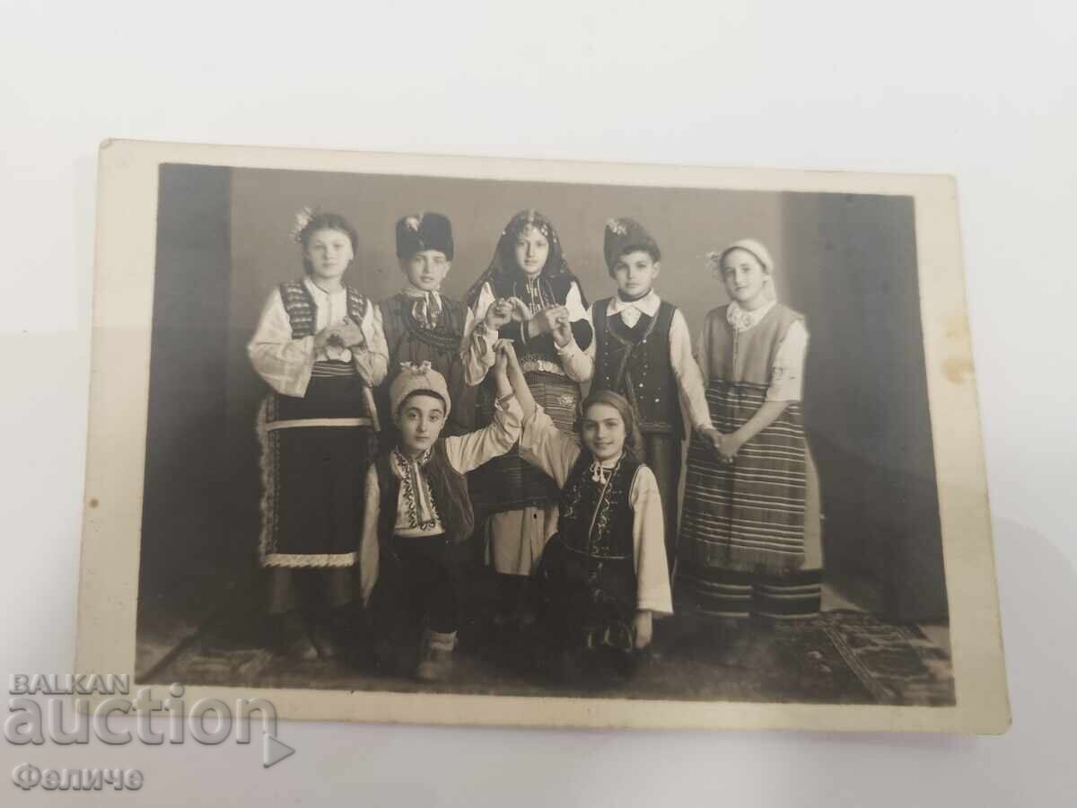 Carte poștală foto socialistă bulgărească cu copii în costume populare