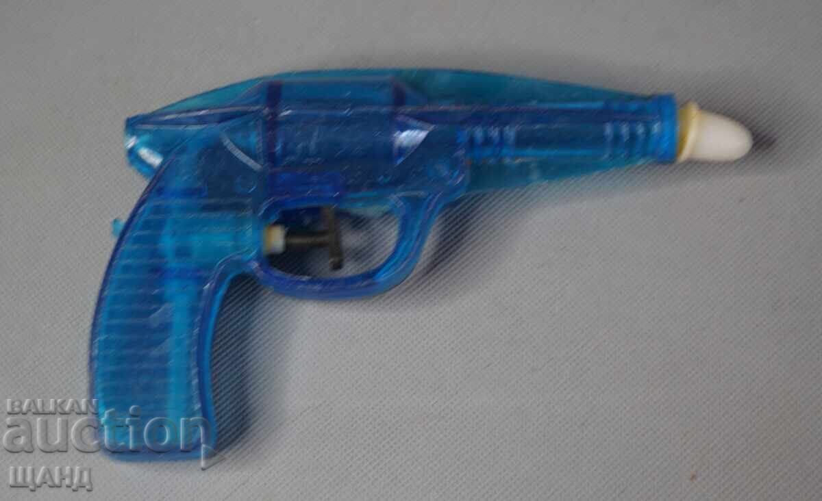Jucărie veche din plastic, tip pistol cu apă, din perioada comunistă cu preț € 1.48 | 2.89 BGN