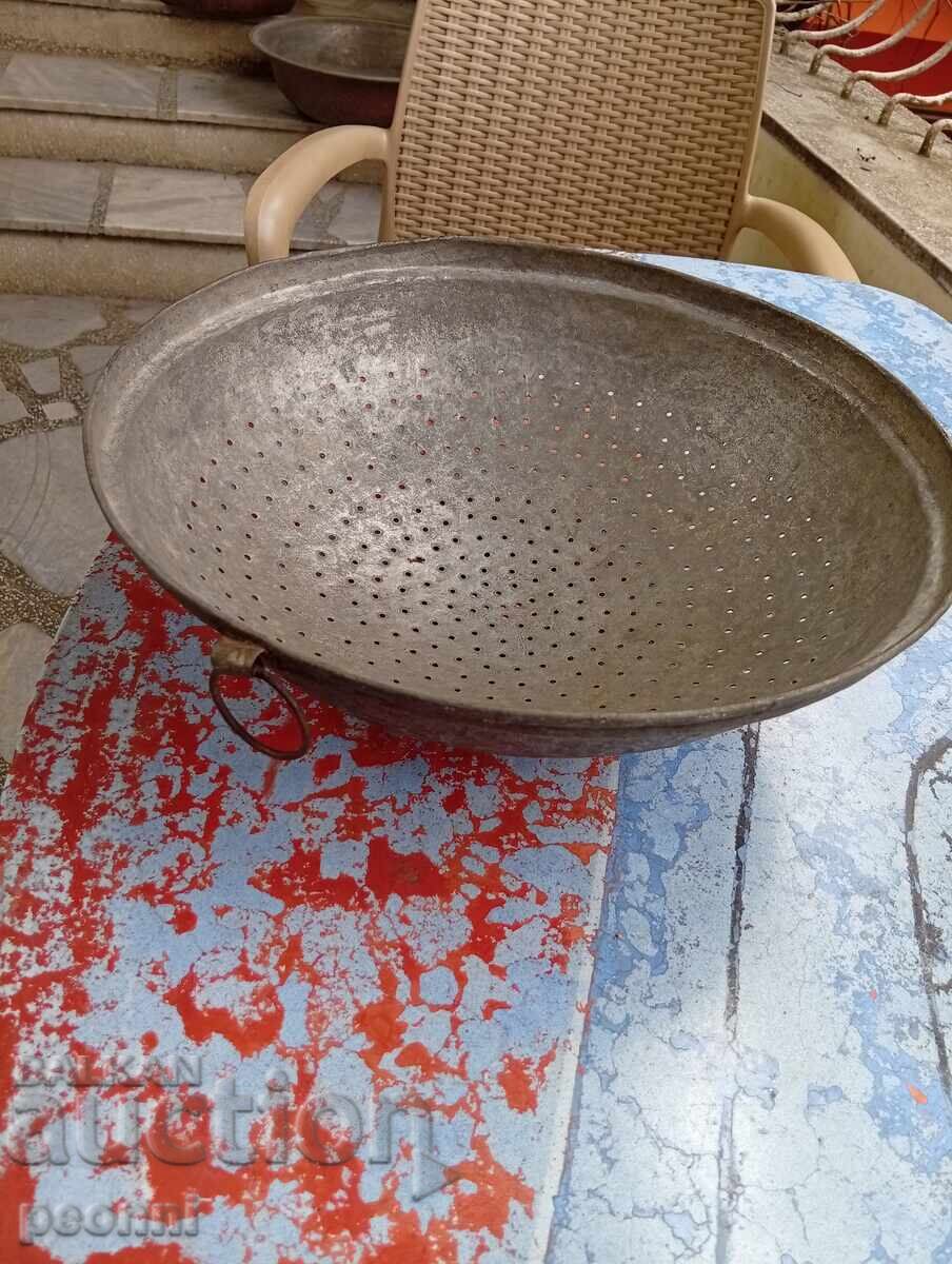 Παλιό χάλκινο σουρωτήρι