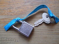 Small padlock with 2 keys