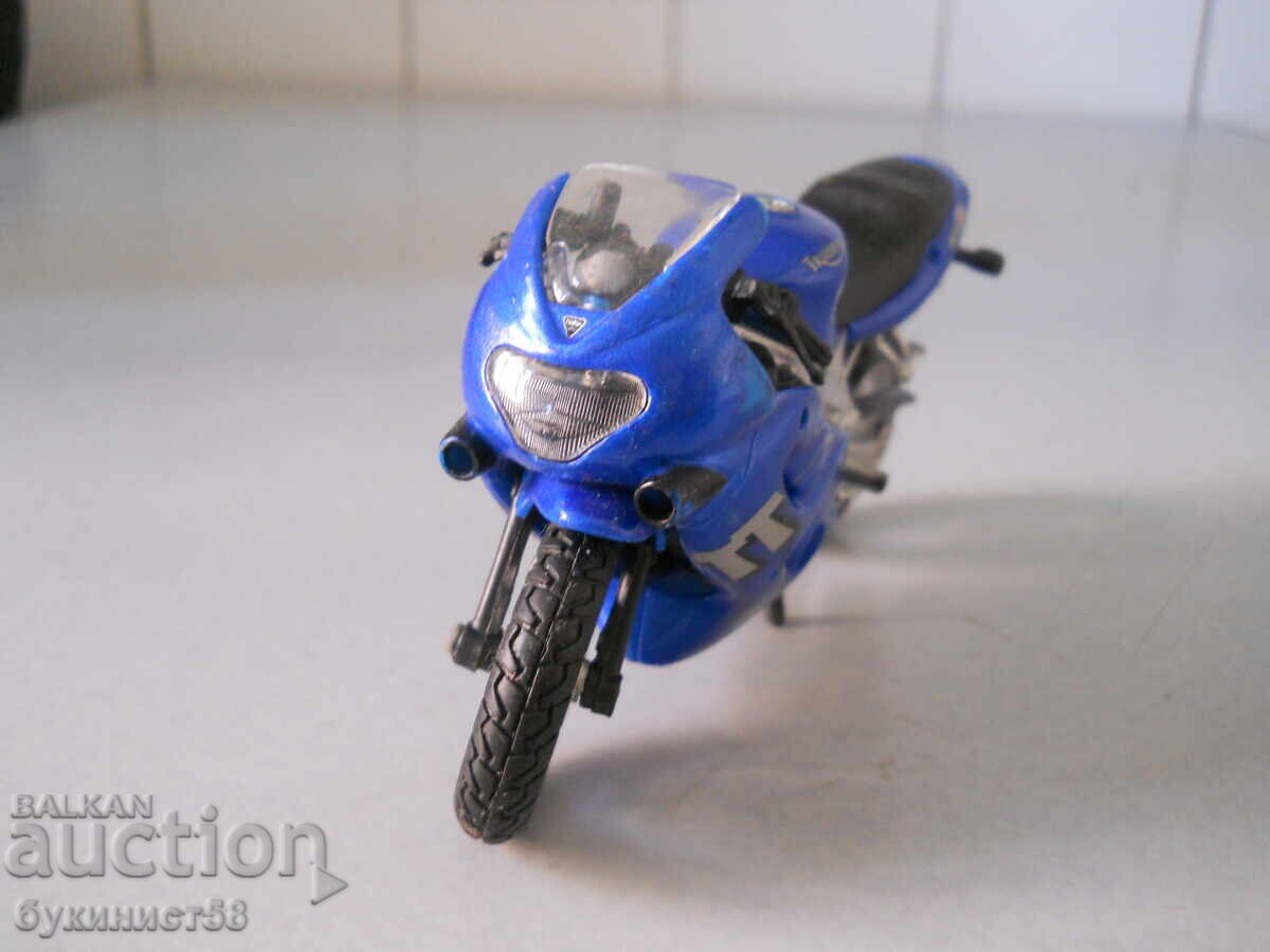 Jucărie motocicletă pentru copii "Welly Triumph TT600" cu preț € 7.80 | 15.26 BGN