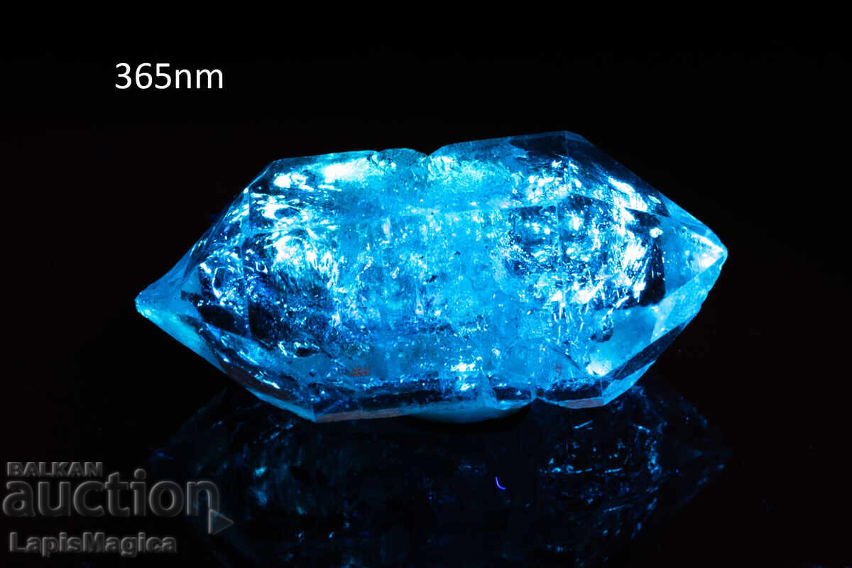Petroleum quartz crystal 8.4ct fluorescent