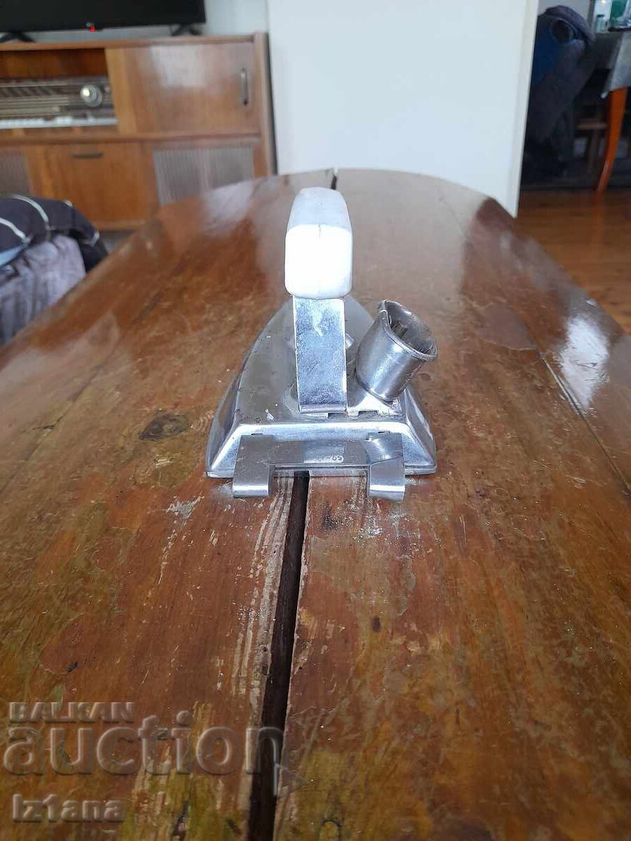 Fier de călcat electric vechi cu preț € 11.00 | 21.51 BGN