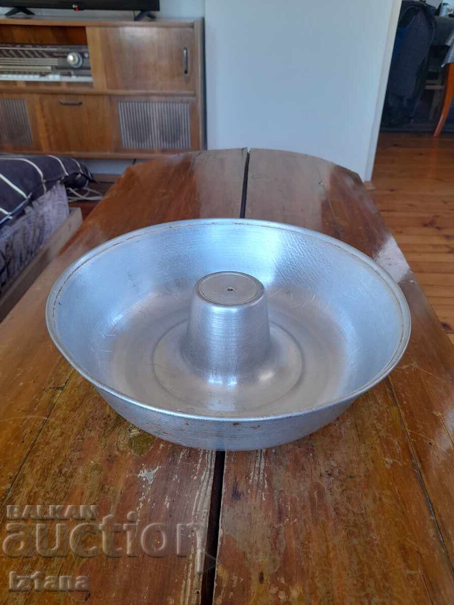 Tava veche de aluminiu pentru tort cu preț € 27.00 | 52.81 BGN Tava veche de aluminiu pentru tort cu preț € 27.00 | 52.81 BGN