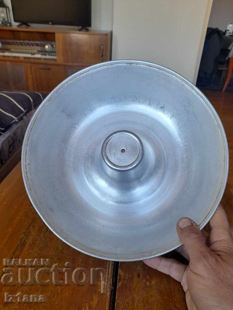 Licitație Tava veche de aluminiu pentru tort Licitație Tava veche de aluminiu pentru tort