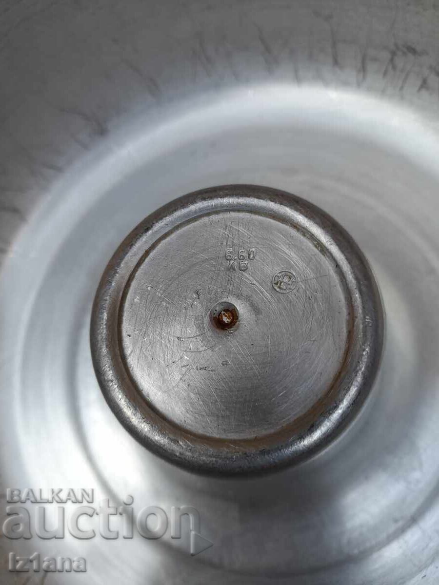 Livrarea Tava veche de aluminiu pentru tort Livrarea Tava veche de aluminiu pentru tort