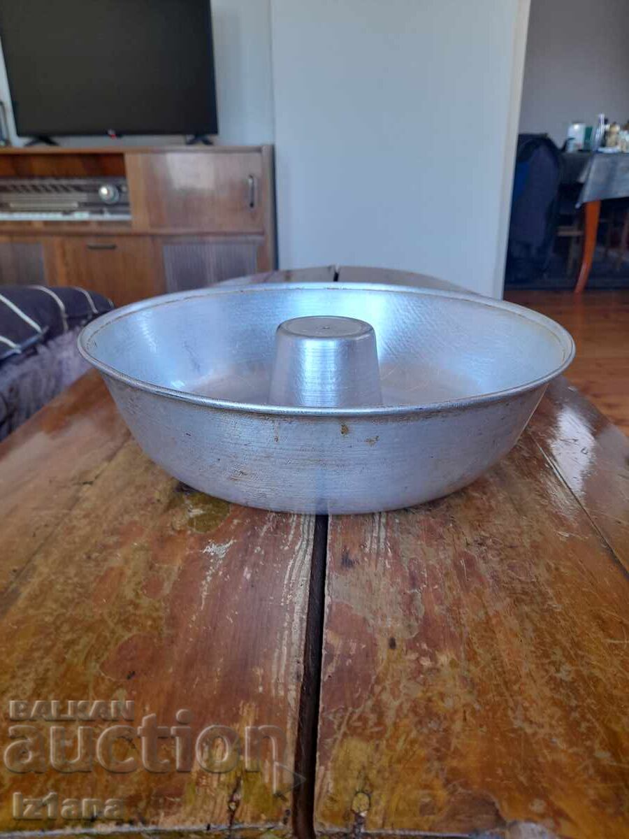 Tava veche de aluminiu pentru tort Tava veche de aluminiu pentru tort