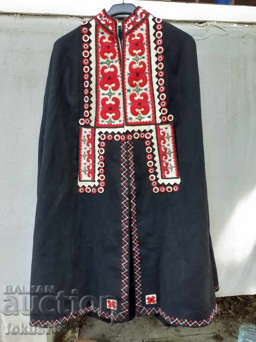 Εκπληκτικό μάλλινο φόρεμα τύπου κάπας με παραδοσιακό κέντημα