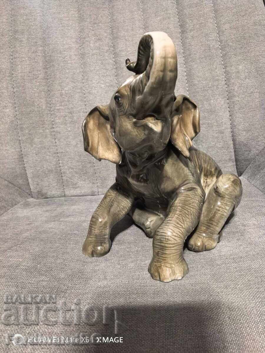 Auction  Porcelain figure
