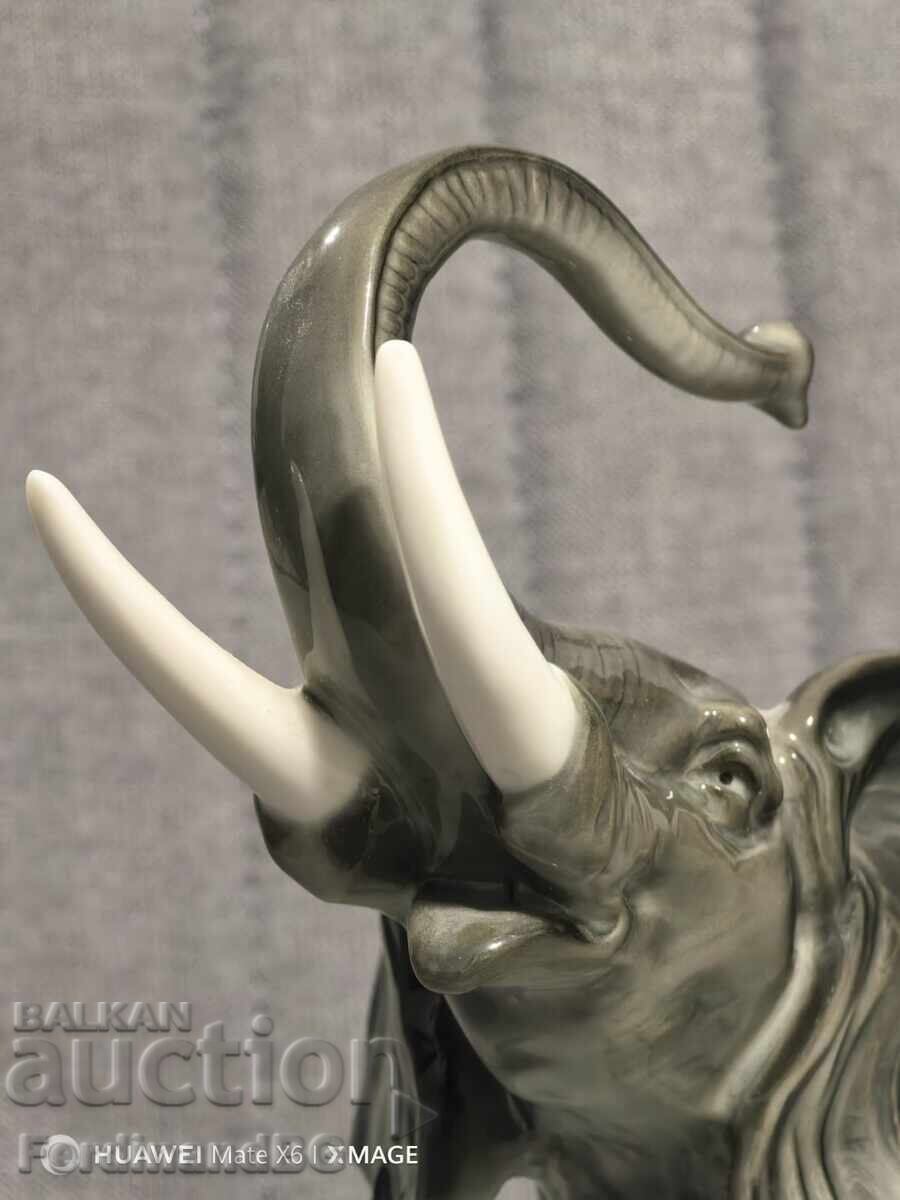 Porcelain figure with price € 120.00 | 234.70 BGN