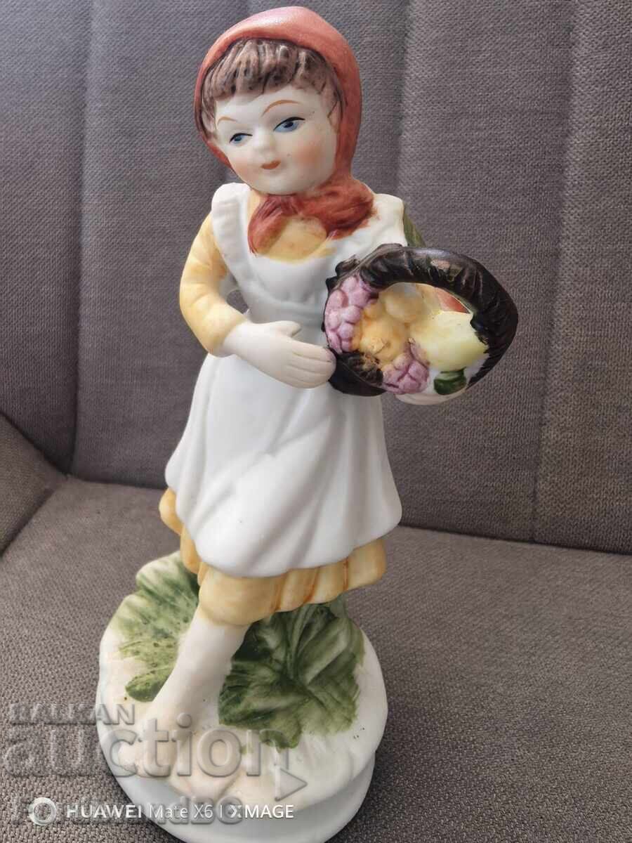 Figurine din porțelan cu preț € 60.00 | 117.35 BGN