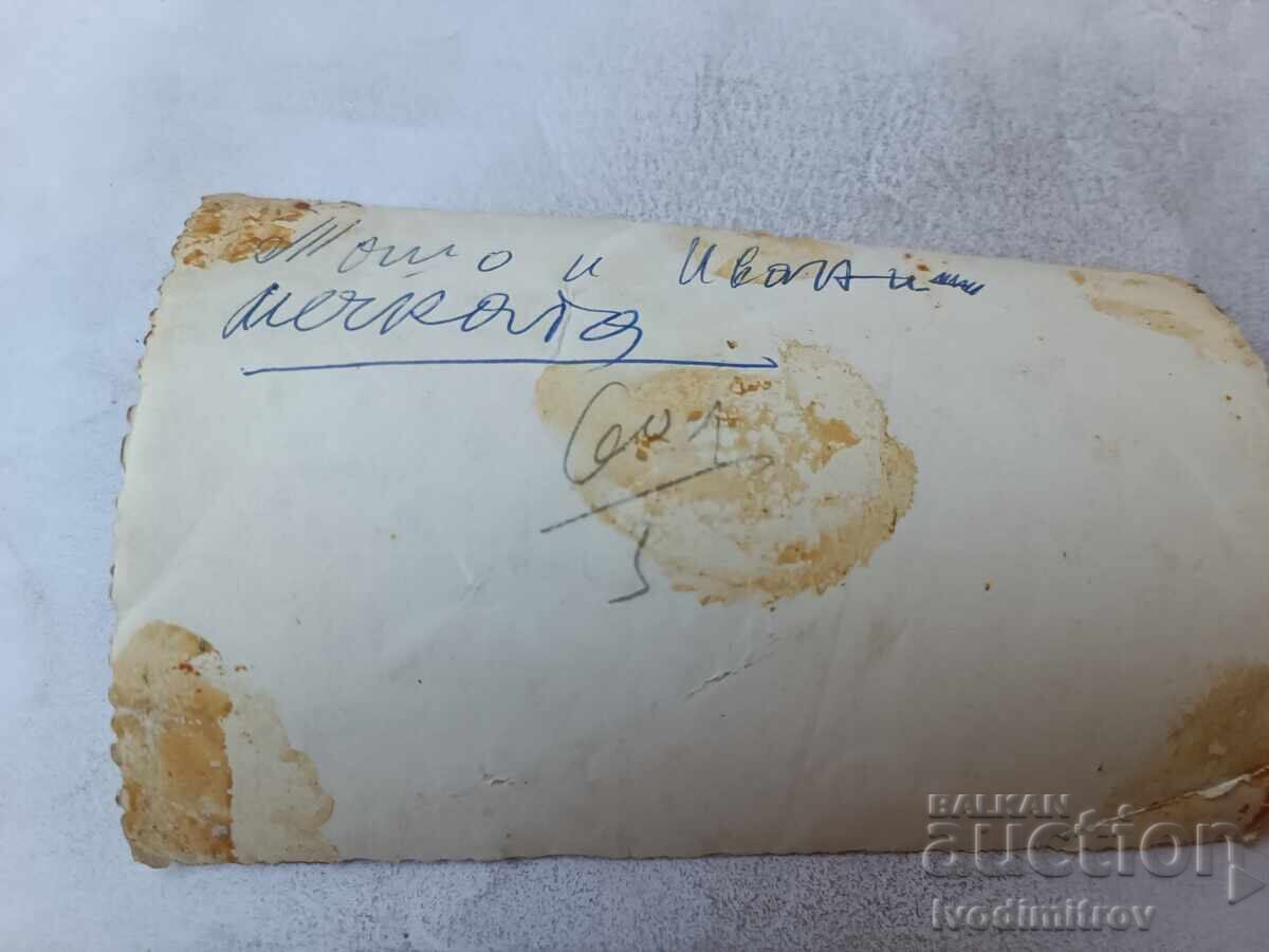 Fotografie Doi bărbați și un urs în jurul unei mese de lemn cu preț € 4.36 | 8.53 BGN