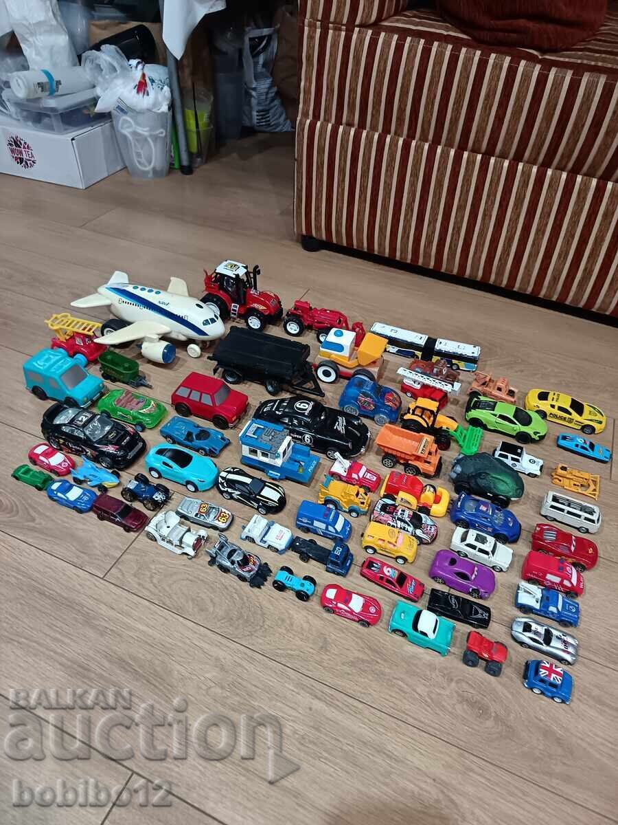 Lot de mașinuțe din plastic și metal cu preț € 15.00 | 29.34 BGN