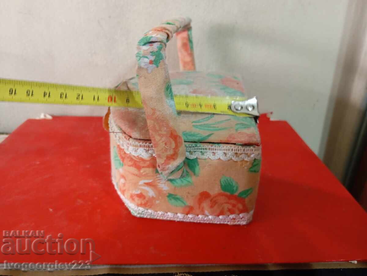 Cutie de bijuterii vintage, accesoriu pentru femei cu preț € 6.00 | 11.74 BGN