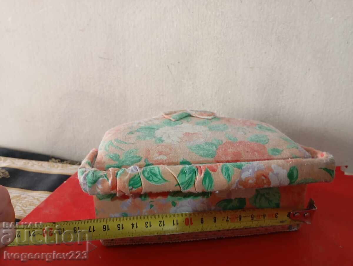 Licitație Cutie de bijuterii vintage, accesoriu pentru femei
