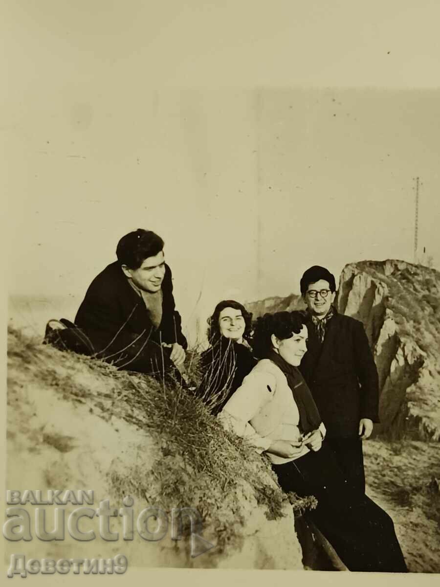 Licitație Studenți pe malul Dunării (satul Vardim, 1948) Licitație Studenți pe malul Dunării (satul Vardim, 1948)