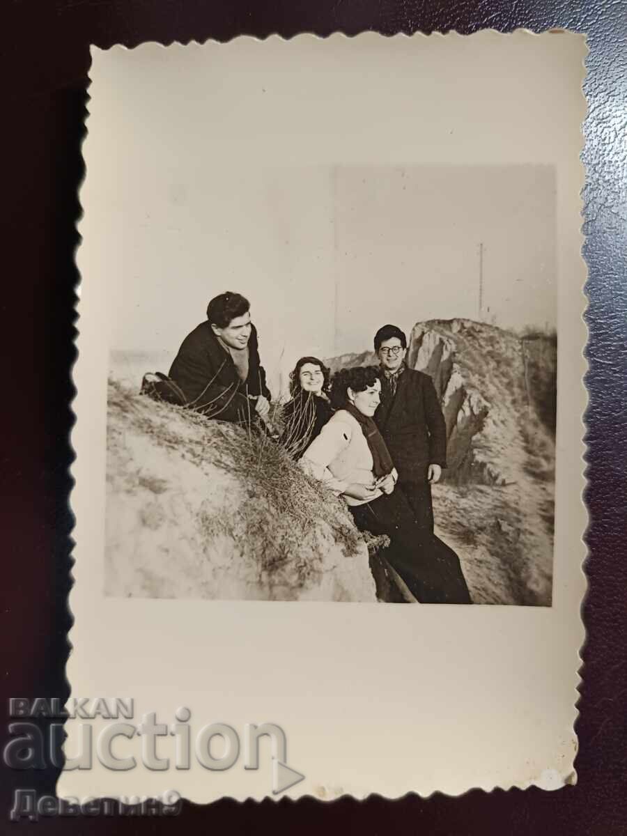 Studenți pe malul Dunării (satul Vardim, 1948) Studenți pe malul Dunării (satul Vardim, 1948)