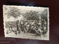 Soldați înarmați în fața unei unități militare