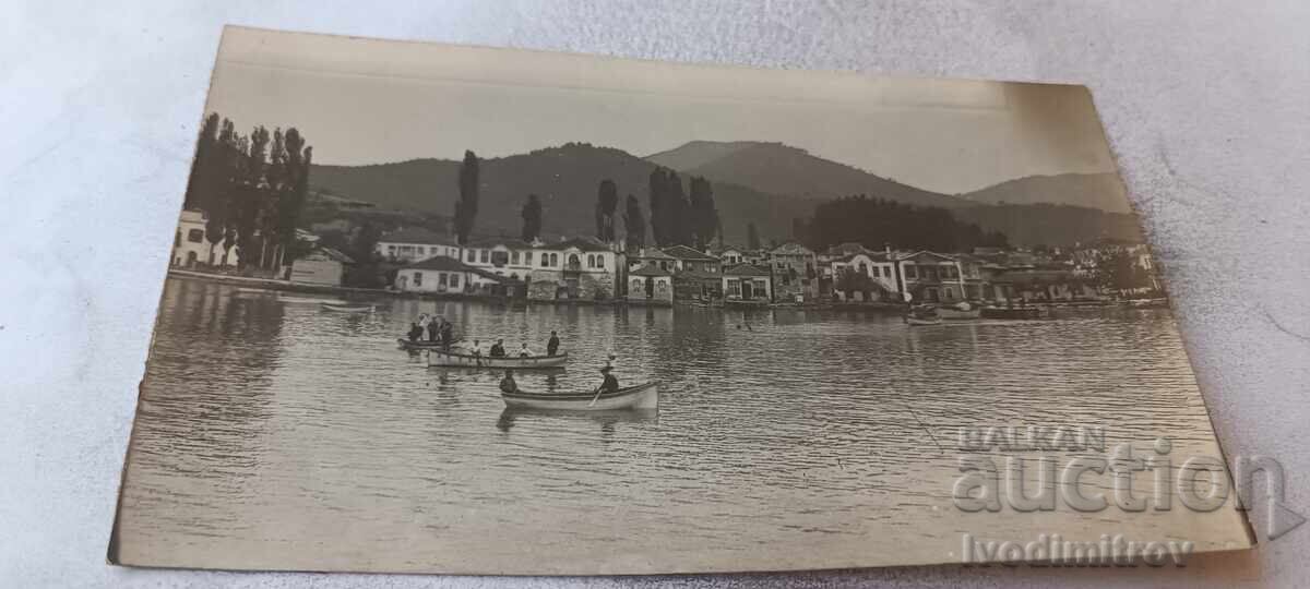 Trei bărci pentru plimbări pe lac