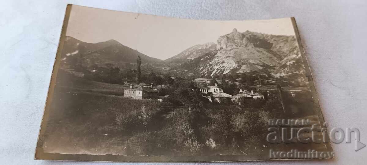 Φωτογραφία σπιτιών με στέγες από σχιστόλιθο στο βουνό
