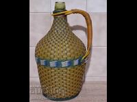 Стара плетена дамаджана, бутилка с оплетка, шише, стъкло