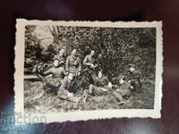 Militari în parcul din Ciocovăț, 1945