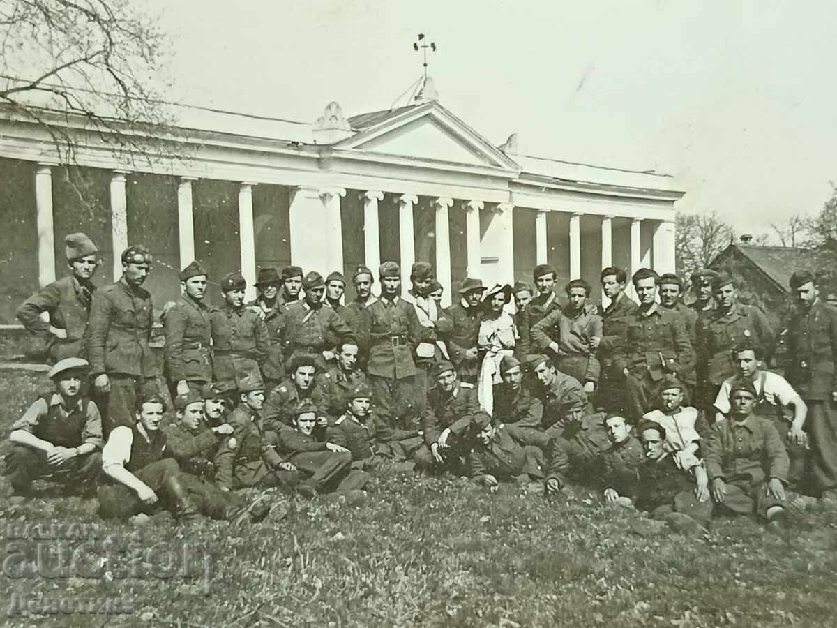 Licitație Militari în fața unei clădiri, 1945 Licitație Militari în fața unei clădiri, 1945