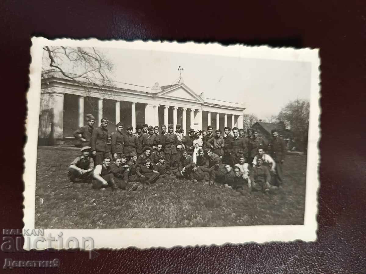 Militari în fața unei clădiri, 1945 Militari în fața unei clădiri, 1945