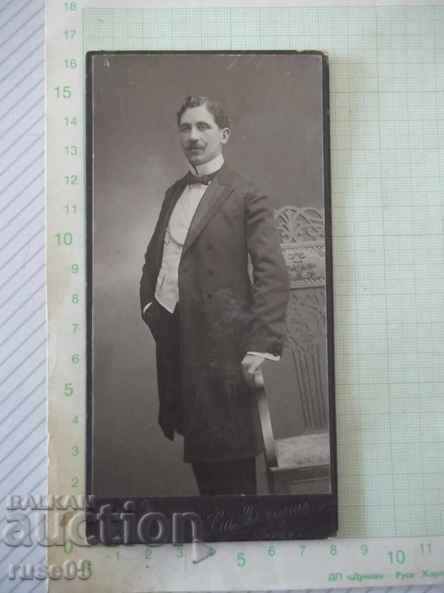 Παλιά φωτογραφία σε χαρτόνι νεαρού κυρίου σε φωτογραφείο του Ρούσε-1