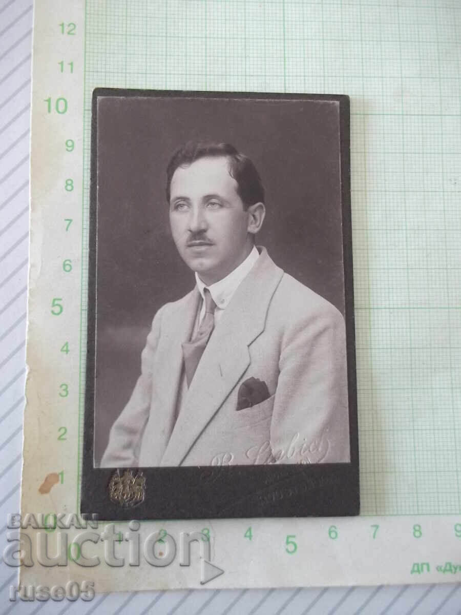 Fotografie veche pe carton a unui domn într-un studio foto din Ruse - 5