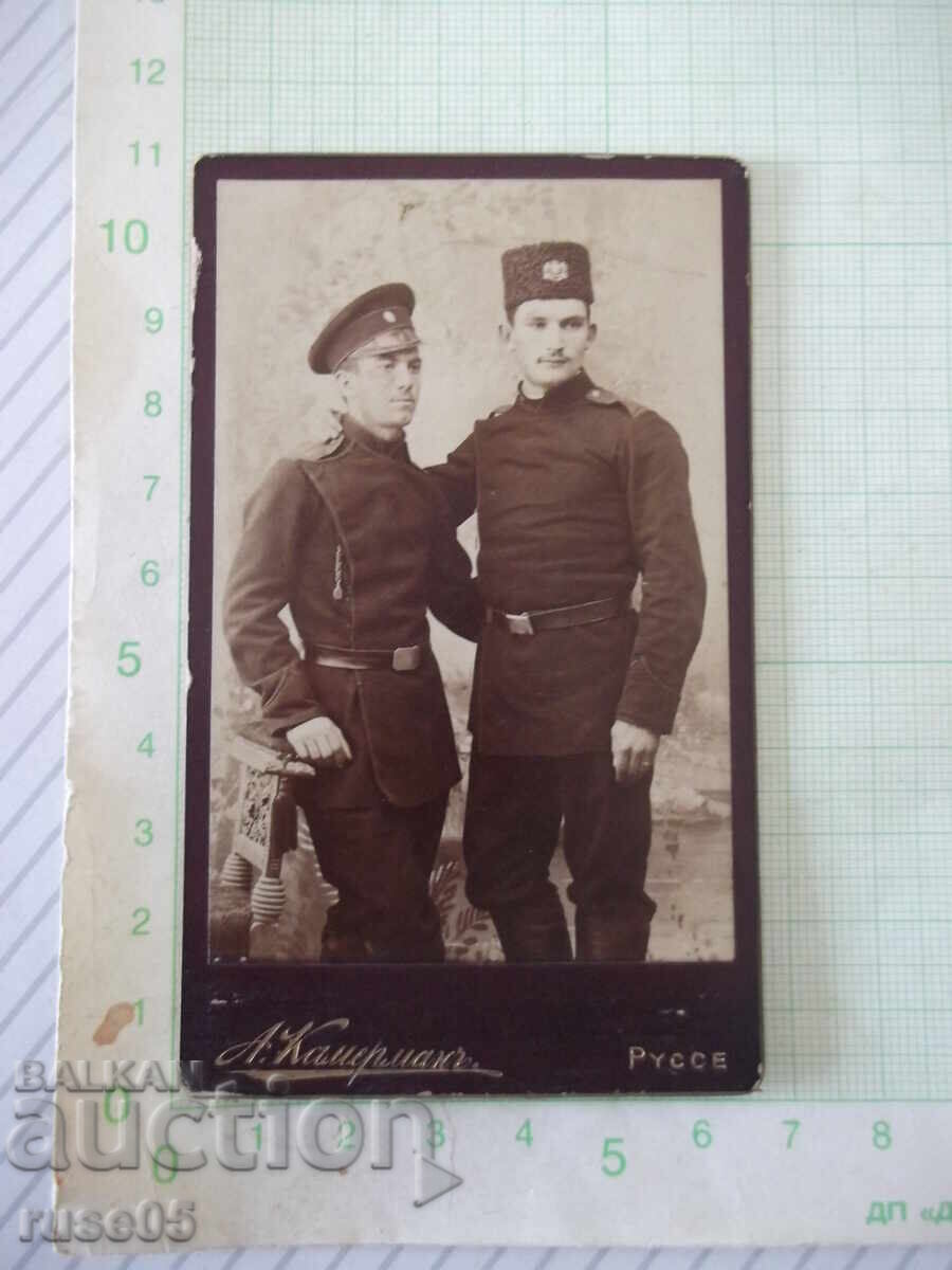 Fotografie veche pe carton cu doi militari într-un studio foto din Ruse