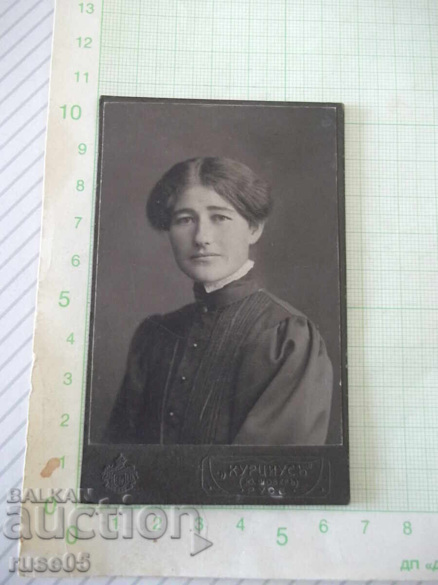 Fotografie veche pe carton cu o domnișoară într-un studio foto din Ruse - 3