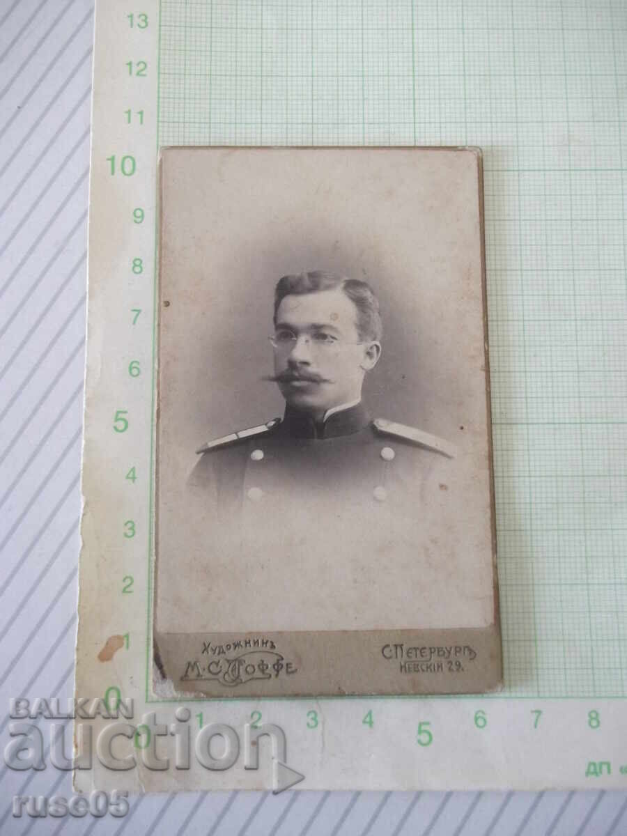 Fotografie veche pe carton cu un militar într-un studio foto din Sankt Petersburg