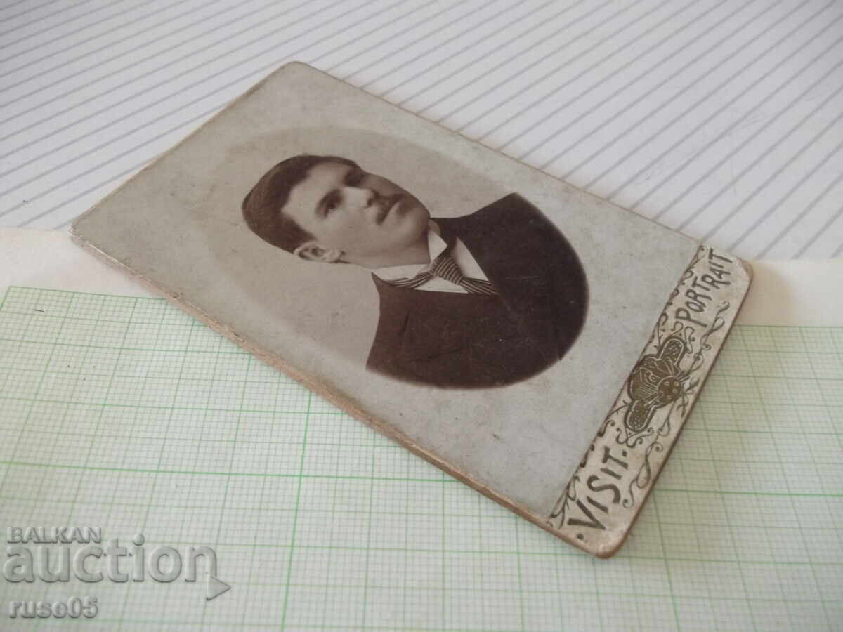 Licitație Fotografie veche pe carton a unui domn într-un studio foto
