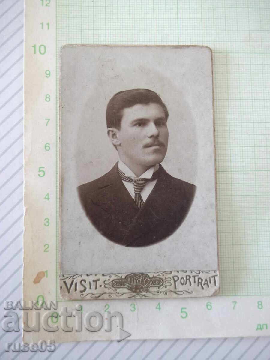 Fotografie veche pe carton a unui domn într-un studio foto