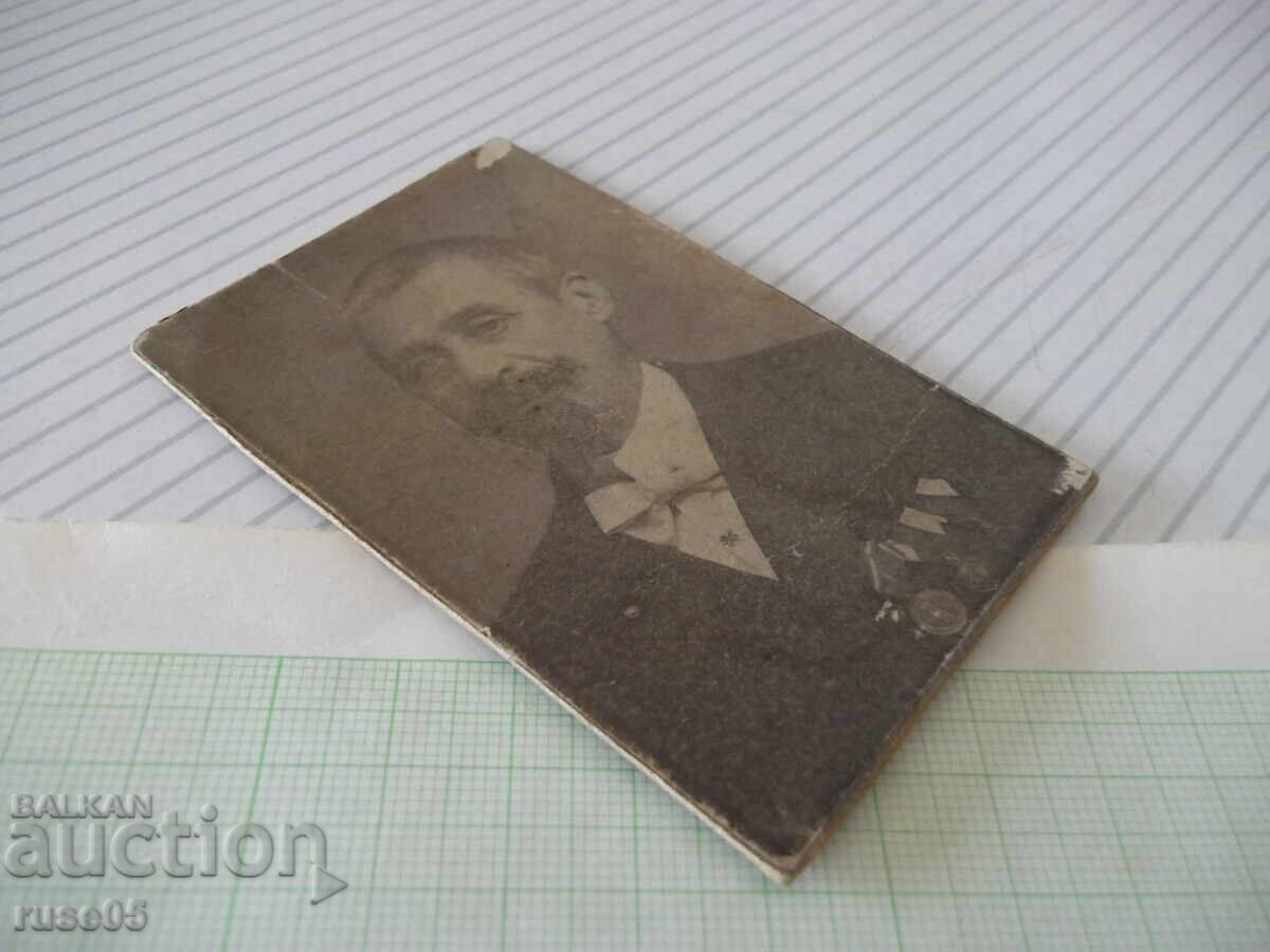 Licitație Fotografie veche pe carton a unui decorat într-un studio foto