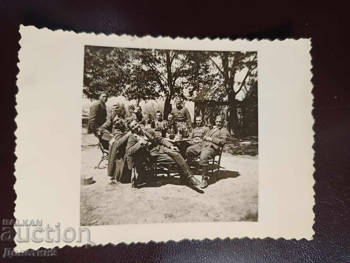 Soldați pe masă 1942