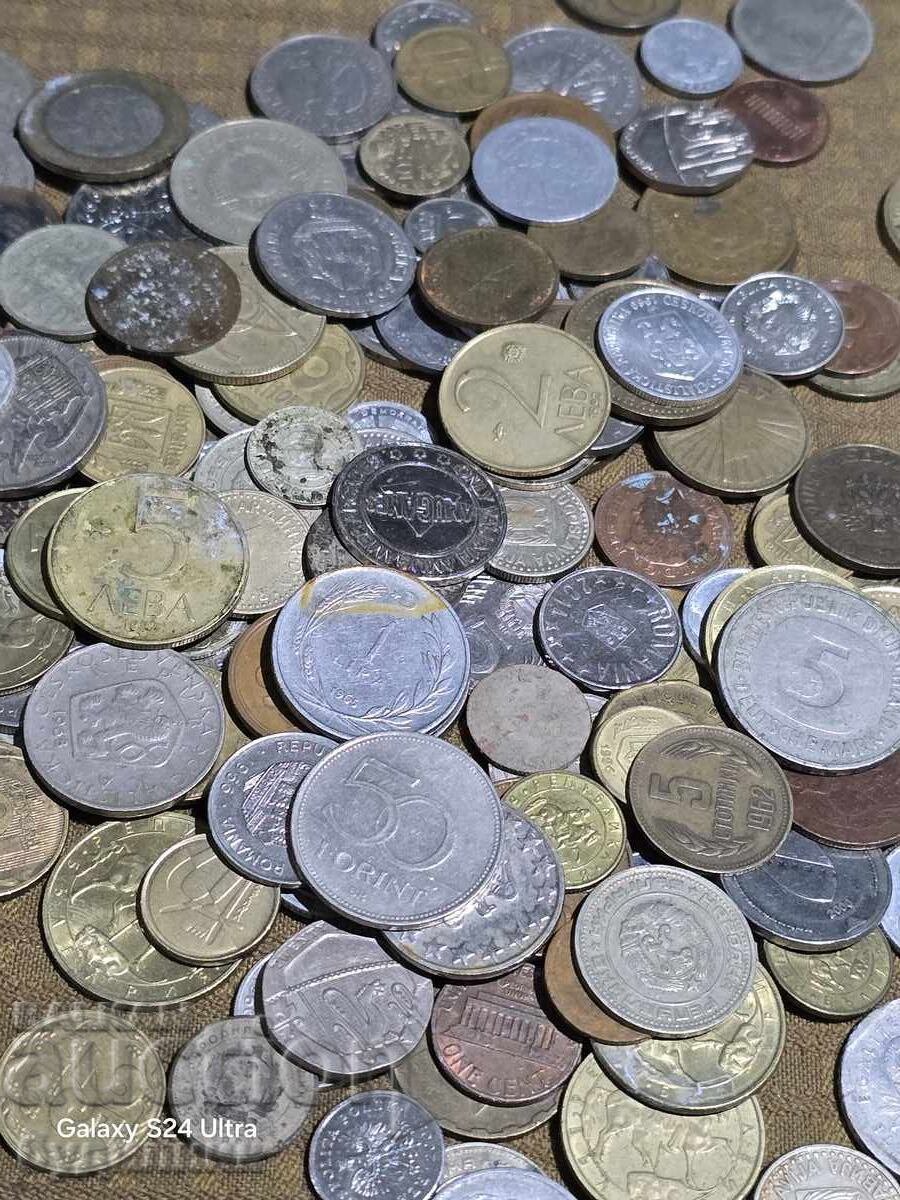 Licitație Monede din toată lumea de la un cent. 157 buc. Lansez peste 100 de licitații