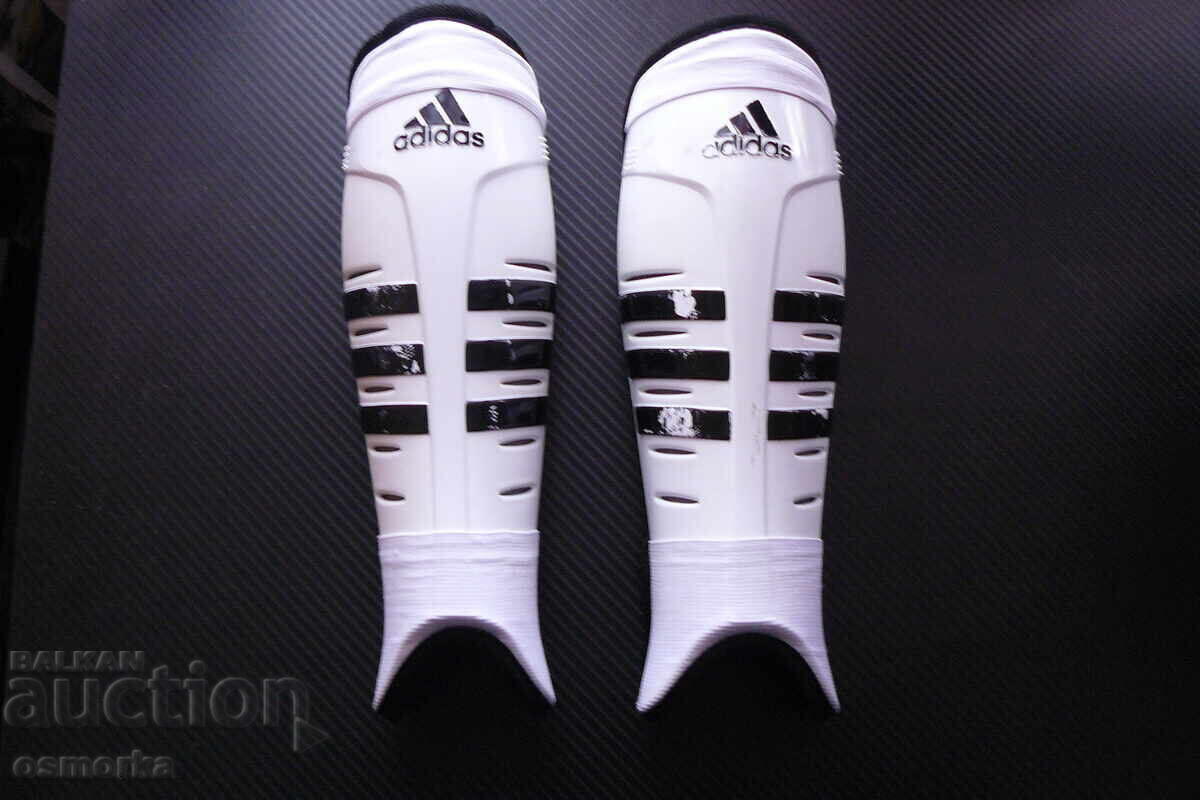 Apărători de fotbal Adidas jambiere protecții sport minge gol cu preț € 5.00 | 9.78 BGN