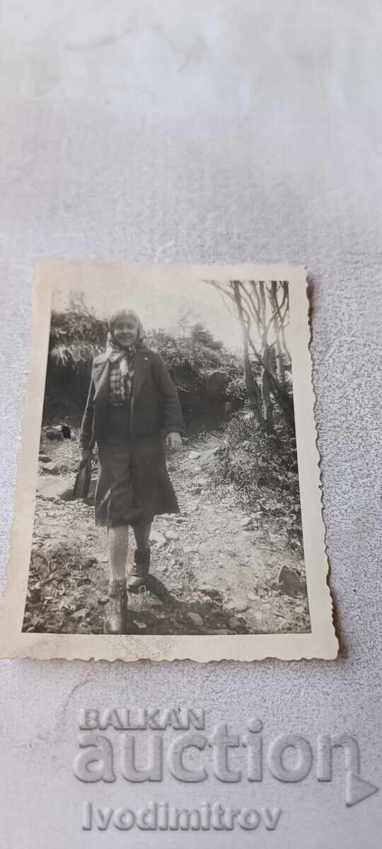 Fotografie tânără fată într-o excursie la cabana Momina Skala 1939