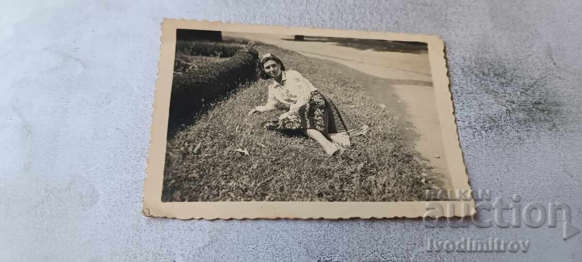 Fotografie Vidin Fată tânără în grădină lângă Dunăre 1948