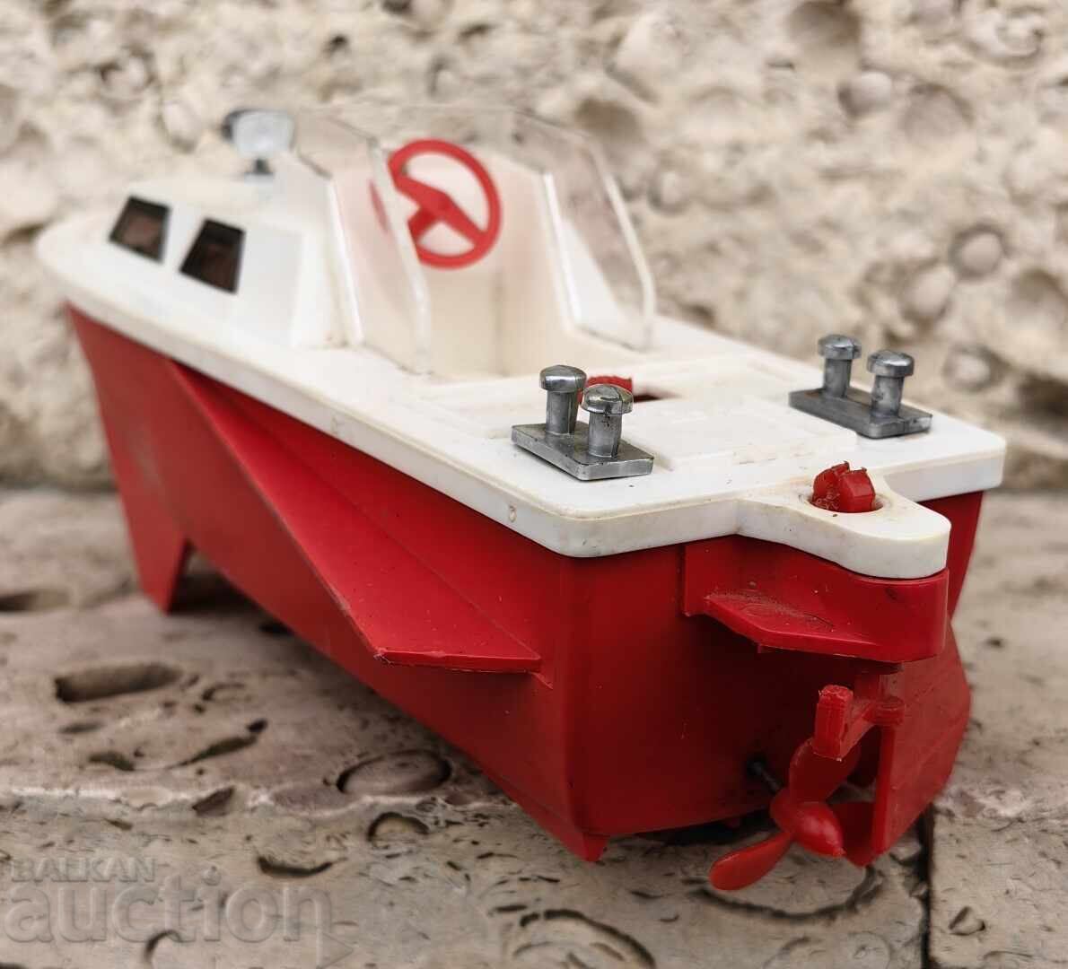 Livrarea JUCĂRIE VECHE DIN PLASTIC PENTRU COPII BĂRCUȚĂ VAPOR