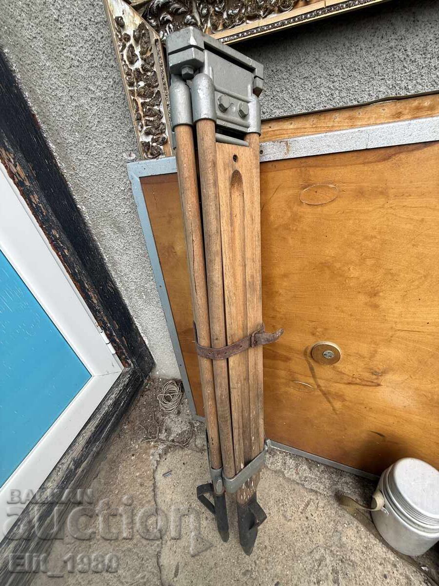 Тринога с цена 120.00 €