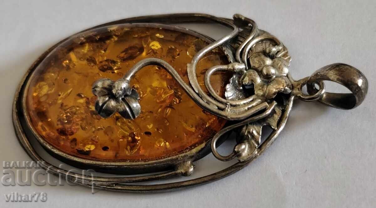 Delivery of Large silver pendant with amber