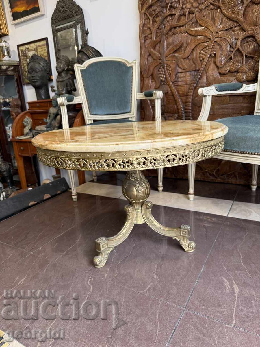 Măsuță de cafea rotundă în stil clasic cu onix și alamă. Nr. 8148 cu preț € 245.00 | 479.18 BGN