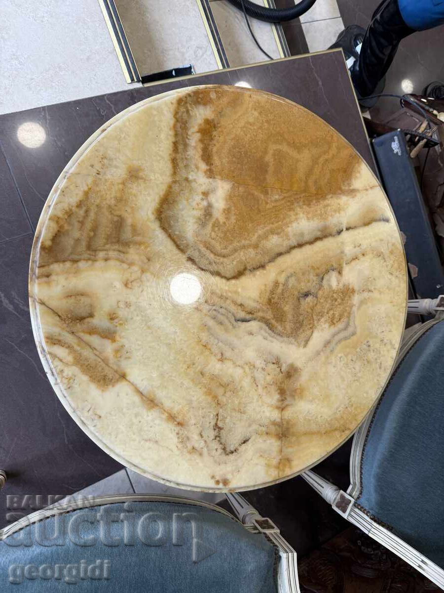 Licitație Măsuță de cafea rotundă în stil clasic cu onix și alamă. Nr. 8148