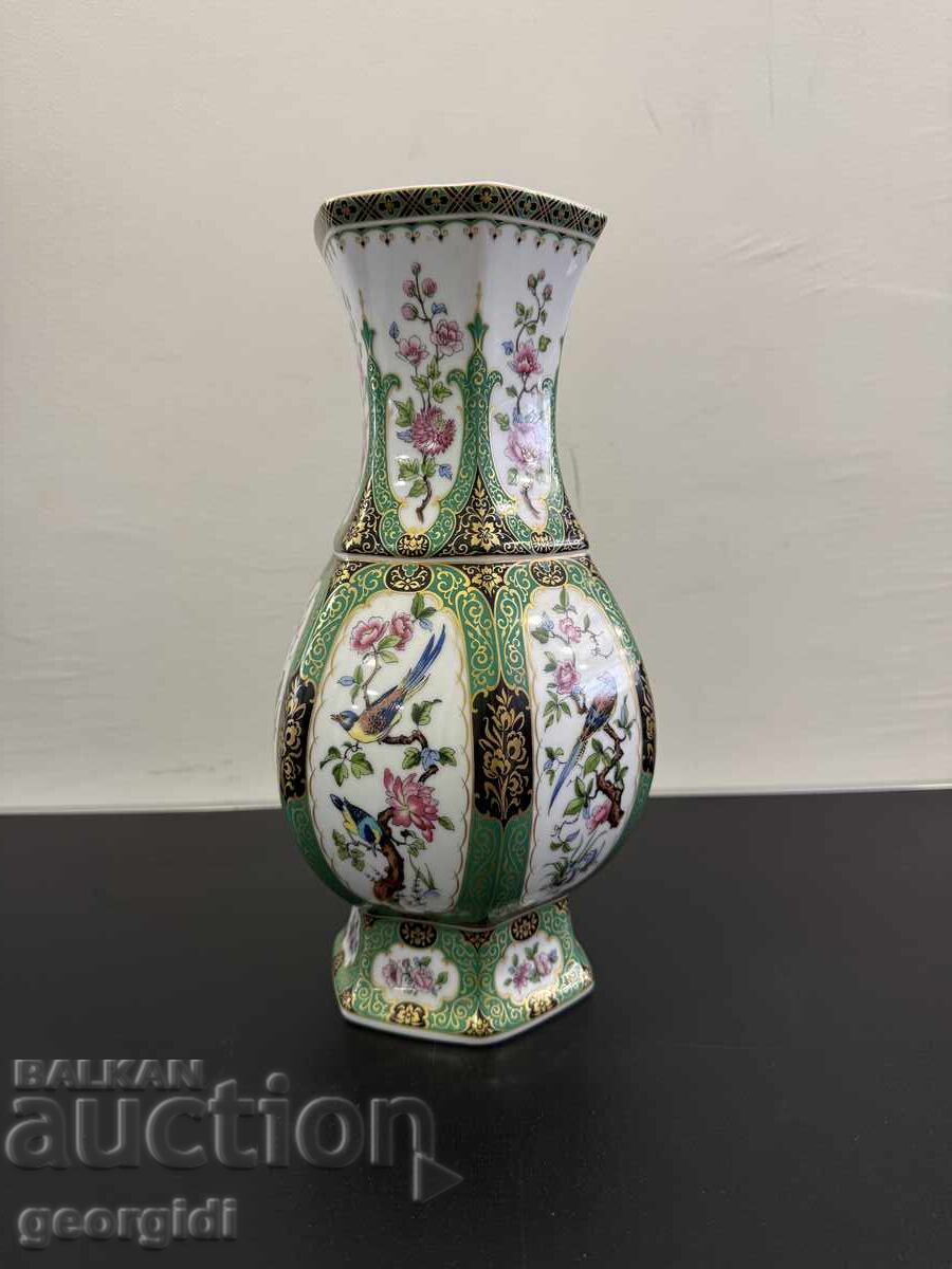 Vază germană din porțelan Kaiser din seria Mandschu. Nr. 8150 cu preț € 85.00 | 166.25 BGN